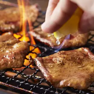 【厳選！牛タンコース】霜降り焼き牛タン本マグロ入りお造り3点盛りなど9品《2時間飲み放題付》
