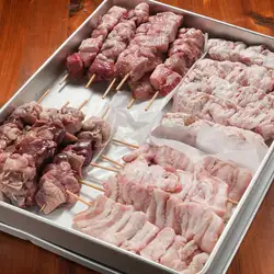 千葉産豚内臓を豪快に焼き上げる。