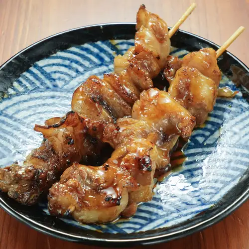 【満足感革命級】千葉県産豚内臓使用のもつ焼き!BIG串大トロホルモン◆香ばしい味わいをお楽しみください
