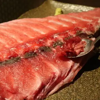 【豪快な見た目】骨付き本まぐろ中落ち盛り◆宴会が盛り上がる名物となっています★