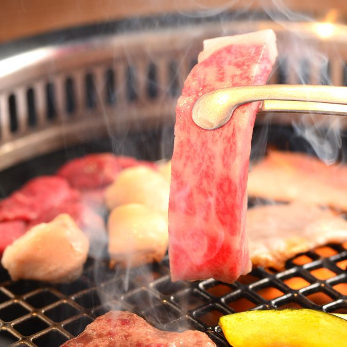 [All-you-can-eat Yakiniku] courses are available from 2,400 yen (tax included)!