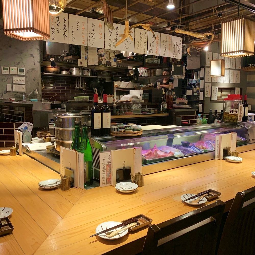 目の前で鮮魚を捌く大迫力のオープンキッチンに圧巻！
