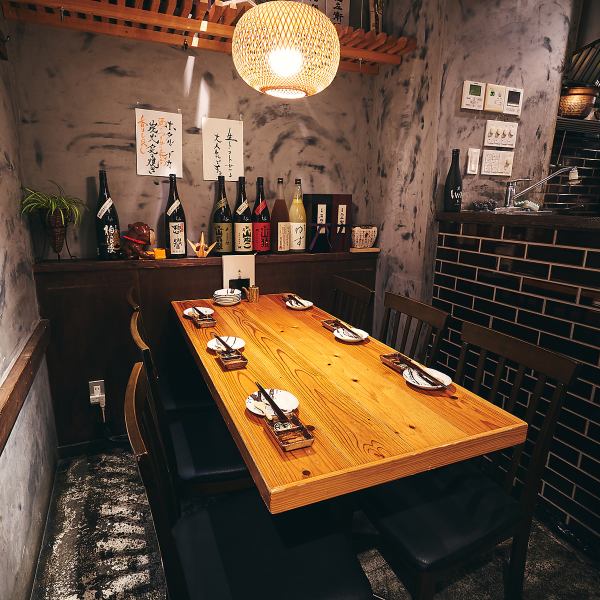 【店内奥のテーブル席♪】初めて来た方でも居心地よく寛げるよう、照明や内装にもこだわりました。お一人様やデートならカウンター席が人気です。お連れ様でゆったり話すのもよし、隣り合った方と会話を弾ませるのもよし！店内の至る所にある酒瓶が、飲みの雰囲気を盛り上げてくれますよ。