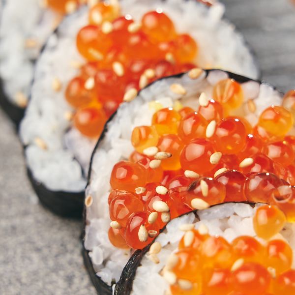 キラキラ光る海の宝石！豪華いくらのせトロたく巻き