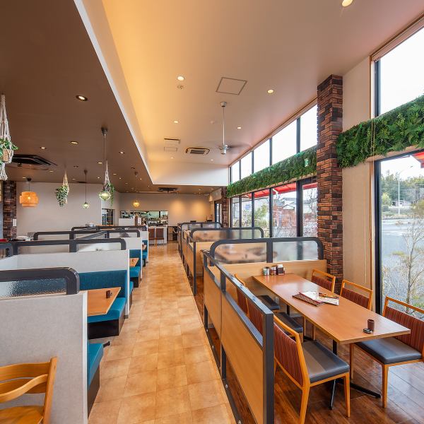 明るく清潔感のある店内は、世代を問わず過ごしやすい印象です。貸切でのご予約も可能で、お誕生日など特別なお祝いにもぴったり♪デートや記念日、女子会、ご家族、ご友人との様々なシーンでご利用いただけます。人気のぎゅう丸ハンバーグと共に、楽しいひとときをお楽しみください。お席等、お気軽にご相談下さい！