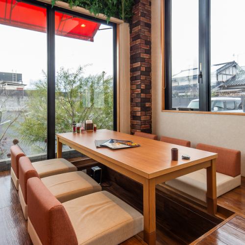 <p>足を伸ばして寛げる掘りごたつ席は、落ち着いた雰囲気で居心地抜群です。特に女性のお客様に好評で、カジュアルにお楽しみいただけます。また、お子様連れのご家族も大歓迎！安心してご利用いただける環境を整えています。ぜひ、くつろぎながらランチセットや人気のデザートセットを心ゆくまでお楽しみください♪</p>