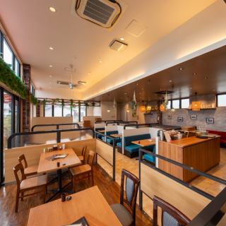 大人数での女子会やご友人、ご家族との集まりに最適な当店では、こだわりのお酒も取り揃えています。昼飲みも大変おすすめで、日替わりワインもご用意しております。シェフが一からこだわりを持って作った絶品料理が楽しめます。ぜひ、色んなメニューをシェアしながら、楽しいひとときをお過ごしください。