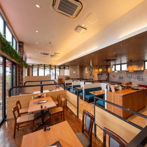 【4名様掛け×3席のご用意もございます】ご家族やお子様連れのお客様にもおすすめ♪ご友人とのランチにも最適で、落ち着いた雰囲気の中でのんびりお話ししながら食事を楽しんでいただけます。当店自慢のぎゅう丸ハンバーグや、お得なランチセットもご用意しております。特別なひとときをぜひ当店でお過ごしください！