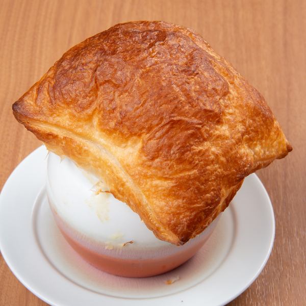 【パイ生地スープ】ザクザクパイ生地と甘いコーンスープとの絶妙な組み合わせ！ぎゅう丸でしか味わえません