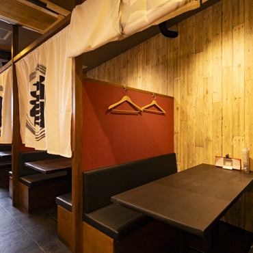 [Semi-private rooms with curtain partitions] A "Japanese modern" interior with a calm atmosphere.There are semi-private rooms and table seats separated by curtains.Reservations can be made 24 hours a day for groups of 2 to 36 people! Private parties are also available for up to 60 people.Please feel free to contact us ♪