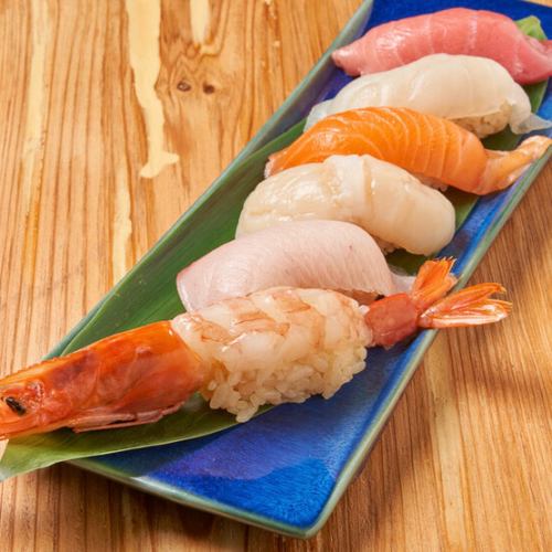 《A proud dish that brings out the best in the ingredients》We offer a variety of dishes, including seafood sushi, meat sushi, robatayaki, and charcoal grilled dishes.