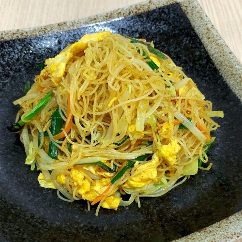 Curry-flavored fried rice noodles