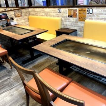 Table seats for up to 4 people.Even 8 people can eat in the same space!