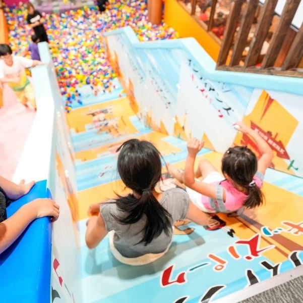 『雨の日でも思いっきり遊べる！』メガインディアンズといえば室内キッズパーク！巨大すべり台、ボールプール、ターザンロープ、トランポリンなど遊びがいっぱい！雨の日こそメガインディアンズにお越しください！