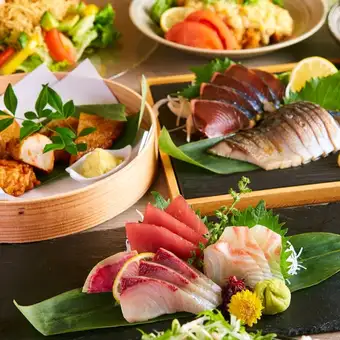 [Kawaraya Banquet Course] 3-hour all-you-can-drink x 7 dishes 3500 yen: Assortment of 3 kinds of sashimi and spicy stir-fried beef and summer vegetables.