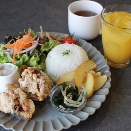 岐阜駅から徒歩5分のオシャレカフェでランチをお楽しみください