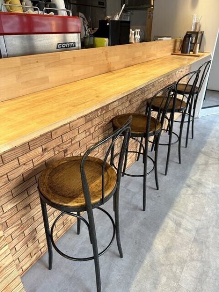 【1階カウンター席】Beringei cafe[ベリンゲ イ カフェ]通称ベリカフェ！開放感のある明るい店内の1Fには、おしゃれなバーカウンターがございます。気軽にランチやカフェタイムをお過ごし頂くのにぴったりのお席となります！カフェのシンボルであり、店名にもなっているベリンゲ イ ＝ゴリラのグッズも販売しております♪