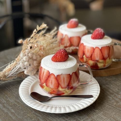 季節のグラスショートケーキ