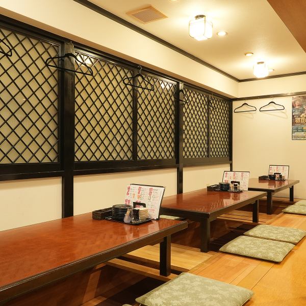 ≪店内雰囲気≫木の温もりを感じるカウンター席と、ゆったり寛げる座敷席をご用意。藍色の暖簾や黒板メニューが和モダンな雰囲気を演出し、落ち着いた空間で食事とお酒を楽しめます。棚に並ぶ器や日本酒の瓶が、温かみと上質感を添えています。