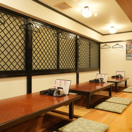 <p>≪店内雰囲気≫木の温もりを感じるカウンター席と、ゆったり寛げる座敷席をご用意。藍色の暖簾や黒板メニューが和モダンな雰囲気を演出し、落ち着いた空間で食事とお酒を楽しめます。棚に並ぶ器や日本酒の瓶が、温かみと上質感を添えています。</p>