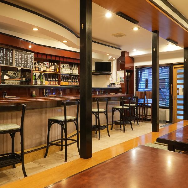 ≪店内席数≫全22席。カウンター席はお一人様やデートに最適、座敷席はグループ利用におすすめ。貸切も可能で、少人数の宴会や会食にも対応しています。掘りごたつ席もあり、長時間でも快適に過ごせる工夫が施されています。