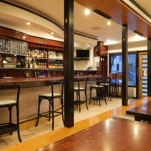 <p>≪店内席数≫全22席。カウンター席はお一人様やデートに最適、座敷席はグループ利用におすすめ。貸切も可能で、少人数の宴会や会食にも対応しています。掘りごたつ席もあり、長時間でも快適に過ごせる工夫が施されています。</p>