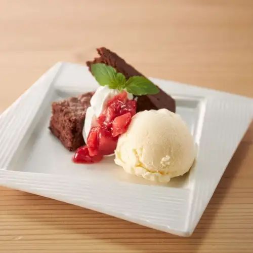チョコブラウニー&ミルクアイス ~苺ソース添え~