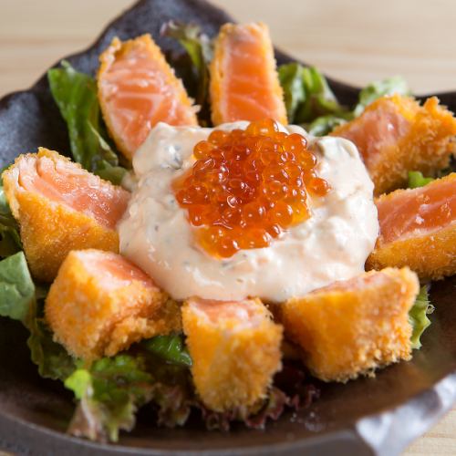 Salmon rare cutlet with salmon roe and tartar sauce