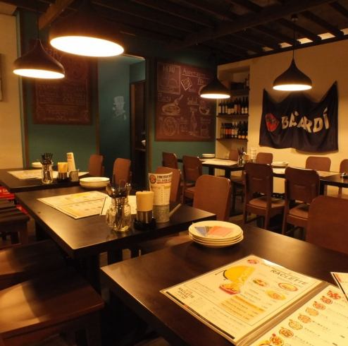 明るい店内の奥には隠れ家のような落ち着いた雰囲気となってます