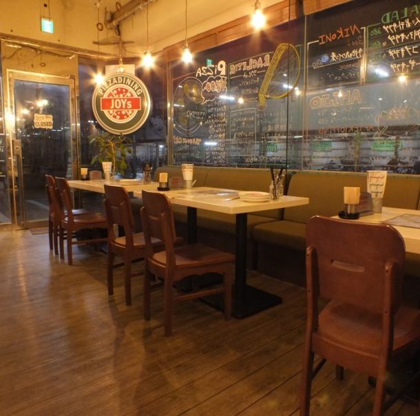 JR内房線「木更津駅」東口から左へ歩いて2分。そこにはガラス張りで開放的なピッツァダイニングジョイズ木更津店があります。部活帰りや会社帰り、女子会や宴会など、幅広く人々に愛されているお店です。