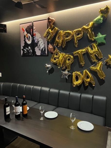 カラオケ付き個室でお誕生会などの飾りつけ致します。ご希望あればお申し付けください。【要予約】