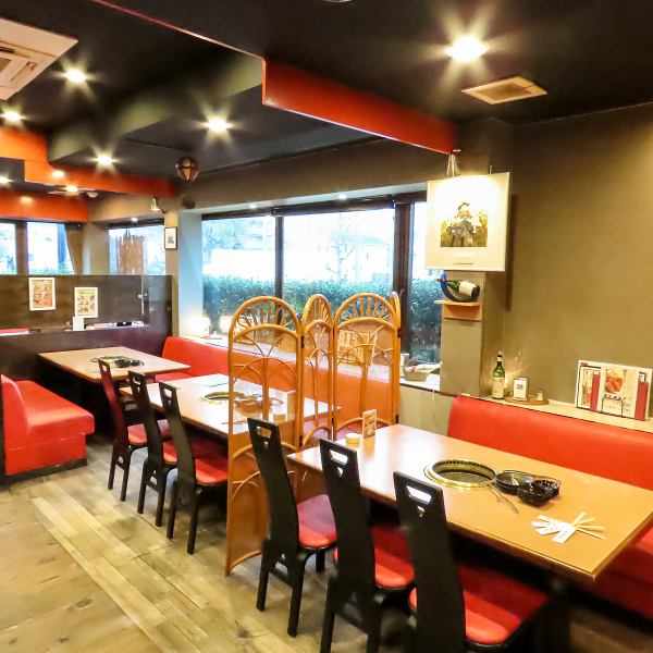 【テーブル席も9卓完備♪】外からの光が優しく差し込む店内は、リラックスできる落ち着いた雰囲気。9卓のテーブル席を完備し、家族連れや団体様に理想的な環境です。最大40名様までの貸切も可能で、特別な集まりにご利用いただけます。心地よい空間で、素晴らしい食事とともに思い出を作りましょう。