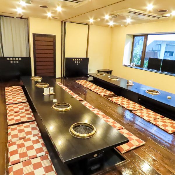 【和の温もりを感じる】当店は、最大32名様までご利用いただける宴会場を完備しております。掘りごたつ仕様のお席で、ゆったりとした空間の中、各種宴会や会社の団体食事に最適です。内装は落ち着いた雰囲気で、広々とした配置が自慢。大切なひとときを、心安らぐ環境でお過ごしいただけます。