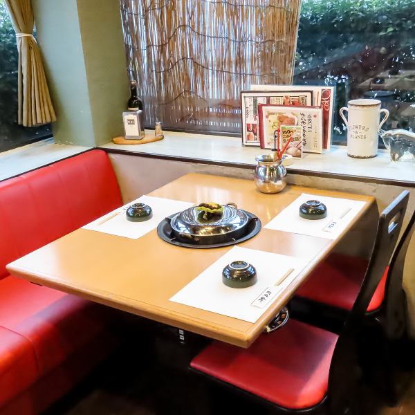 【心安らぐ食のひととき】落ち着いた雰囲気の店内は、温かみのある木製の家具や柔らかな照明に包まれています。家族や団体での利用に最適な広々としたスペースが確保されており、ゆったりとした時間を過ごしながら美味しい料理を楽しめます。美味しい料理を囲みながら、心地よい会話を楽しむのにぴったりな場所です。