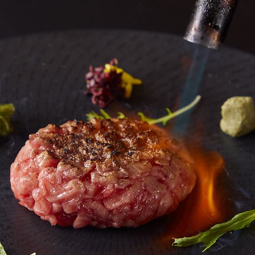Omi beef raw hamburger yukhoe-style ~with egg yolk~ Seared on the surface, you can enjoy the flavor and aroma of the meat★