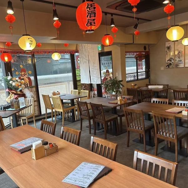 店内は広々とした空間でゆったりとおくつろぎいただけます。少人数から団体様でのご案内も可能です。ご宴会、ご家族でのお食事などに最適で様々なシーンでご利用することが可能です！ご要望に応じて調整致しますのでお気軽にお声掛けください。ご予約はいつでも・どこでもできるネット予約が便利です◎