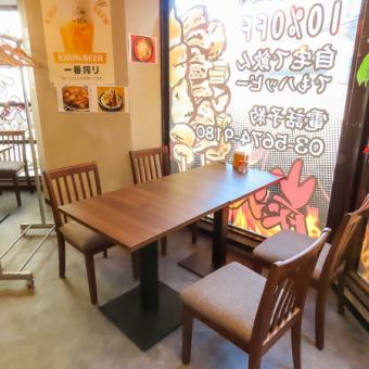 様々な人数に対応可能なテーブル席。