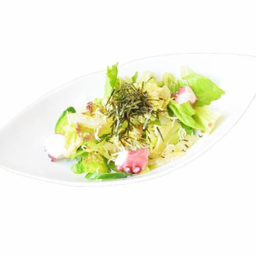 Green salad with various seafood