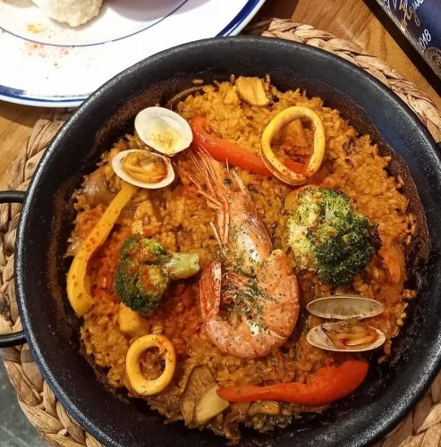 More than 20 types of paella ☆ Homemade sangria and more for girls' night out ♪