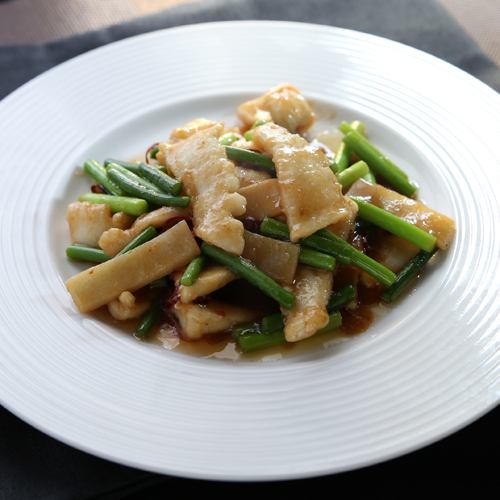 Stir-fried squid and garlic sprouts