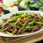 Stir-fried beef and garlic sprouts