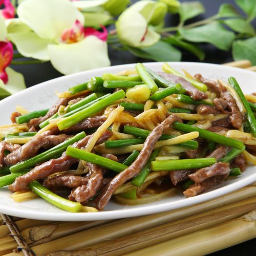 Stir-fried beef and garlic sprouts