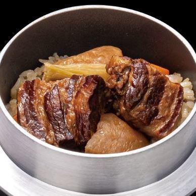 "Yamato pork" is stewed with daikon radish until it becomes creamy.