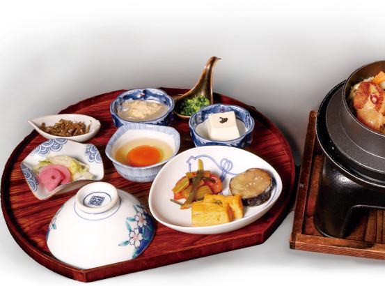 Tamaya's unique "Sendomeshi" meal set (includes three side dishes, two small side dishes, soft-boiled egg, green onion, dashi stock, pickles, and dessert)