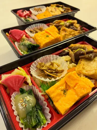 奈良県産のきのこと同じく奈良県産の大和揚げを少しだけピリ辛に仕上げた「きのこと大和揚げの釜めし弁当」本日道の駅かつらぎにて販売しております。是非ご賞味くださいませ(*´∀｀*)