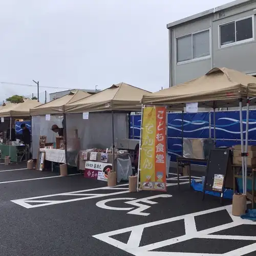 本日は葛城市役所當麻庁舎付近にて開催されます「葛城恵み市」に出店しております。あいにくの雨模様ですが、お近くにお立ち寄りの際は是非ご来場くださいませ。