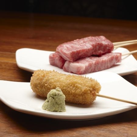 Freshly fried seasonal skewers with plenty of sake.A well-known store that is popular with connoisseurs.