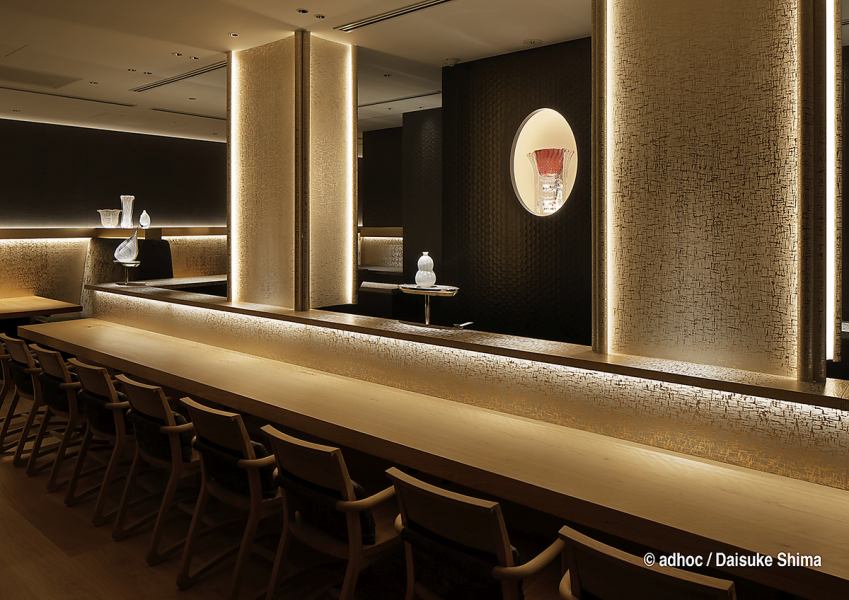 Enjoy freshly fried kushikatsu prepared by a chef at the counter seats, which are unique to Kushinobo.This is a long-established Japanese space that is perfect for family meals, important business dinners, important dates, and anniversaries.