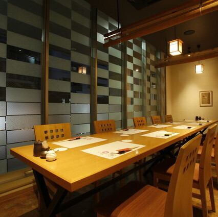 接待や顔合わせ、記念日など大切なシーンでのご利用に最適な完全個室席をご用意しております。ランチ、ディナーどちらの時間帯でも、周囲を気にせずプライベートな空間でゆっくりとお食事をお楽しみいただけます。人気のお席のため、お早目のご予約がおすすめです。※個室チャージ料を頂戴しております。