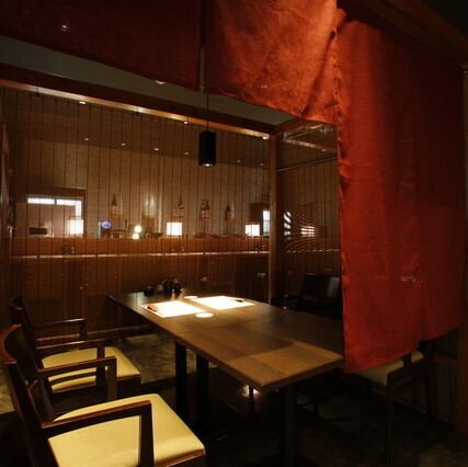 気軽な会食や各種ご宴会に最適な半個室席もございます！周囲の視線が気になりにくく、和やかな雰囲気でお過ごしいただけます。また、板前の手さばきや料理の臨場感を間近で楽しめるカウンター席もご用意ございます。お一人様やデート利用にもおすすめです。